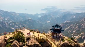 Pavillon auf dem Jufeng Trail des Laoshan-Bergs in China
