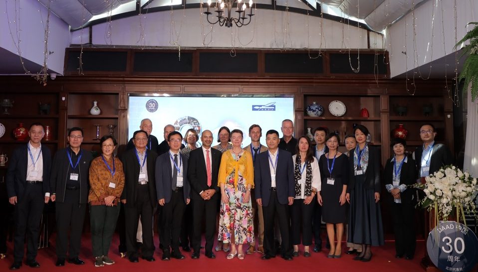 Das Gruppenfoto der Ehrengäste der Jubiläumsfeier der DAAD-AS Peking
