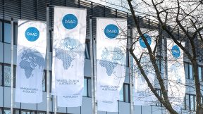 Fahnen mit dem DAAD-Logo vor der Außenfassade der Zentrale in Bonn.